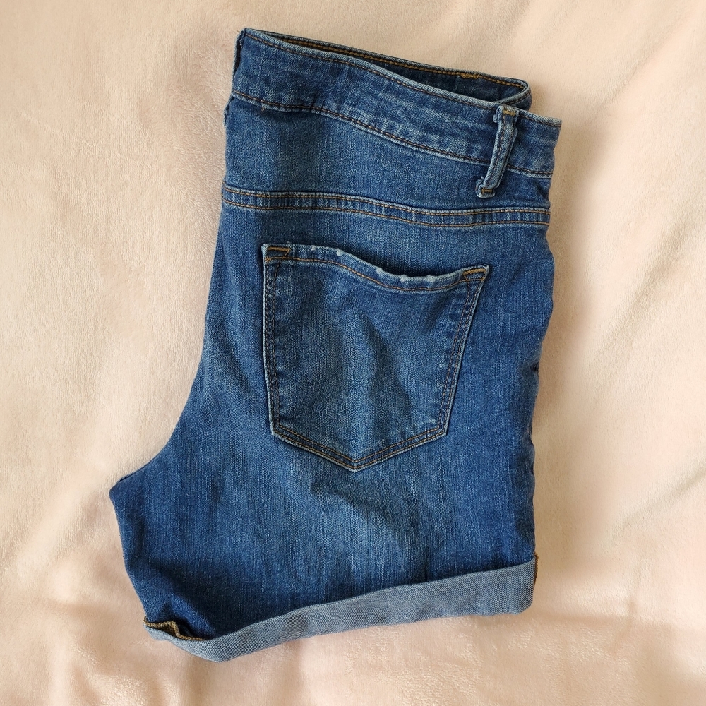 Jeans Short - Picture 2 of 3